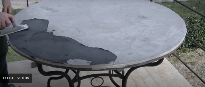 Transformation d’une table marocaine en béton ciré